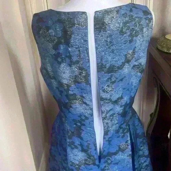 T Tahari size 10. Blue/black w/silver detail excellent condition fit and flare - Picture 12 of 13
